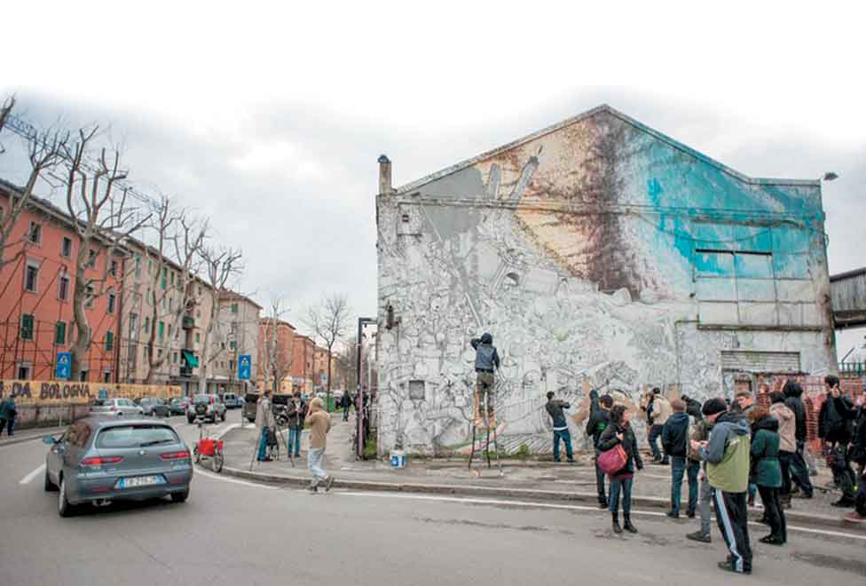 Un mural es cubierto en Bolonia en protesta por la comercialización del 'street art'.