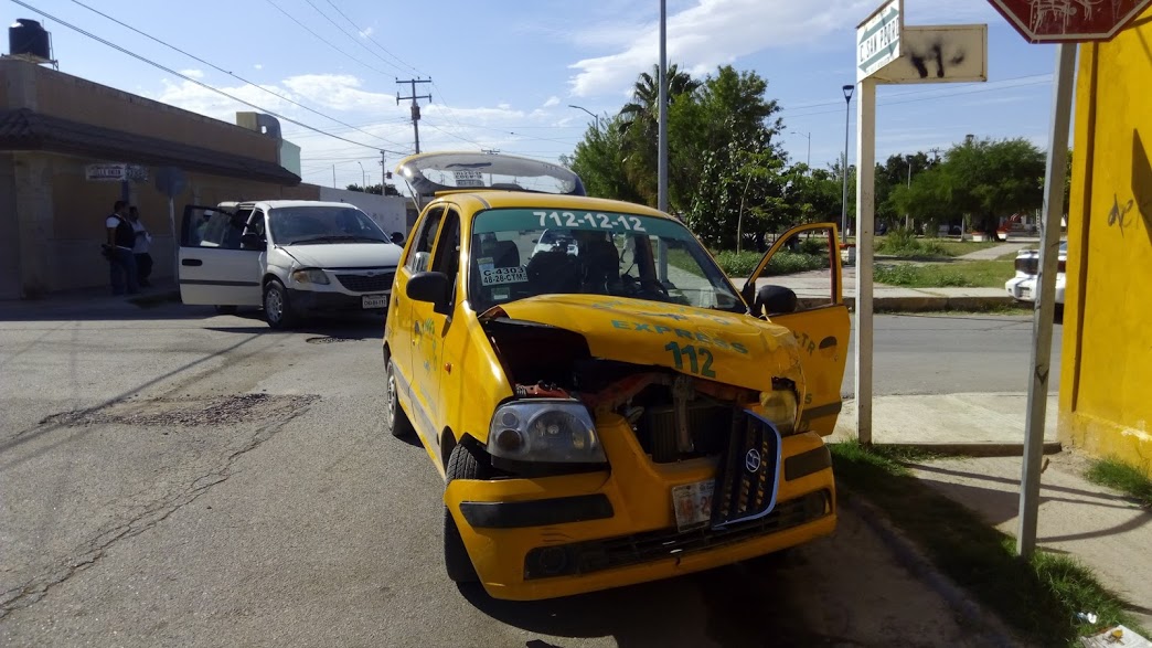 Oficiales de Tránsito y Vialidad acudieron a tomar conocimiento del accidente, al igual que elementos de Peritos de Torreón,