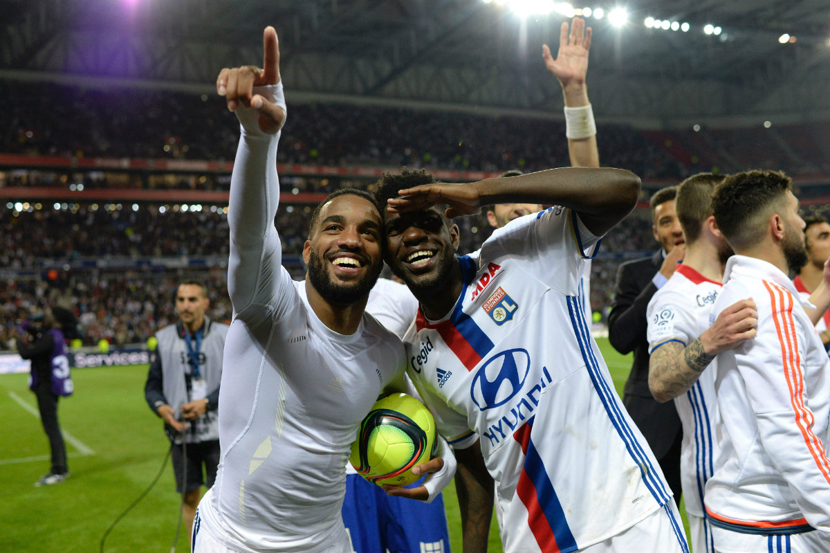 Alexandre Lacazette y Samuel Umtiti celebran el triunfo del Lyon frente al Mónaco
