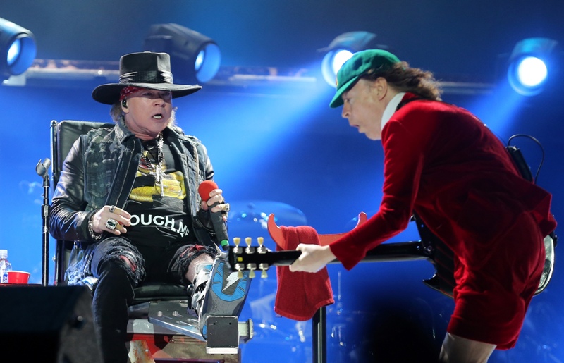 Junto a Angus Young, Rose se convirtió en el nuevo vocalista de la banda. 