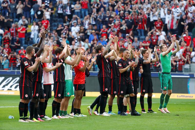 Eintracht Frankfurt da un paso hacia la salvación y celebra tras la victoria ante el Dortmund 