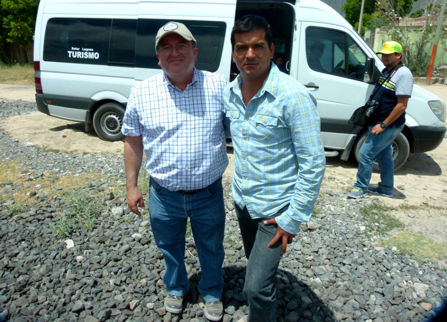 Luis Arturo Dávila de León, Rector de la Universidad La Salle Laguna y Pablo Acosta, promotor social de La Flor de Jimulco.