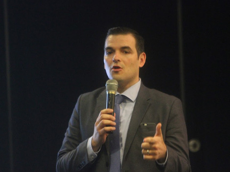 Mauro acudió a la inauguración de Mujeres al mando. 