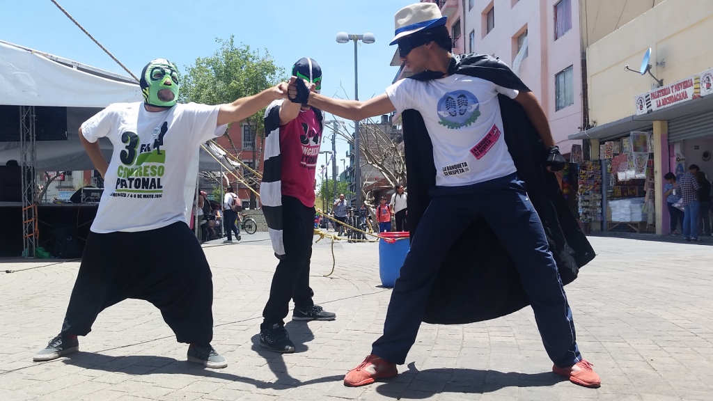 Peátonito, Super-Ando y Dante el Caminante son los enmascarados que defienden los derechos de los peatones. 