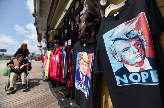 Camisetas con imágenes criticando a Donald Trump se venden en una tienda en un paseo de Atlantic City, New Jersey