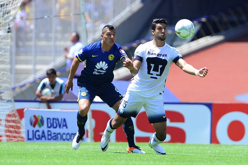 Eduardo Herrera protege el balón 