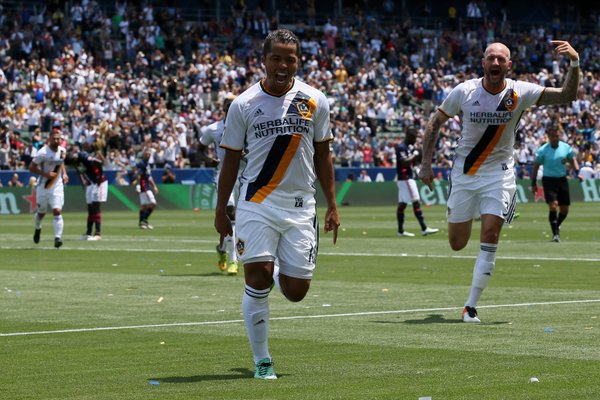 Giovani dos Santos celebra el gol frente al Revolution