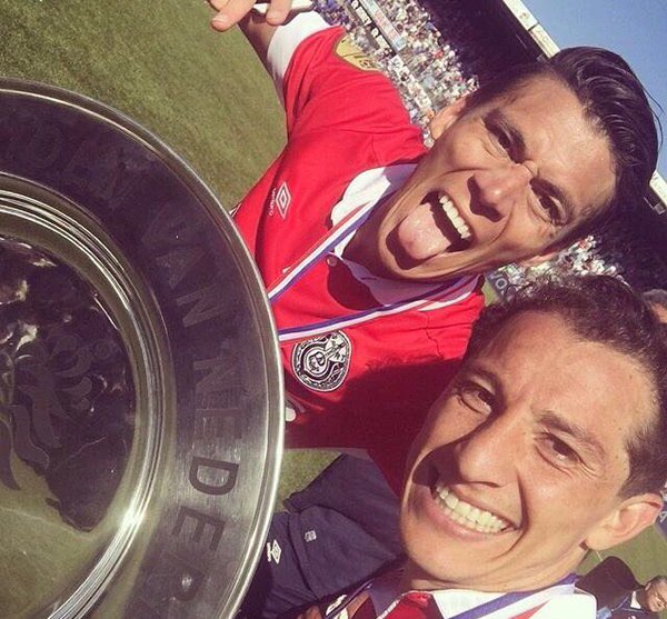 Guardado y Moreno con el título de la Liga de Holanda 