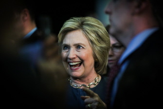 Hillary Clinton (en la imagen, en un acto el pasado viernes en Oakland, California) no quiso responder a las afirmaciones de Trump