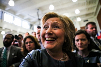 Hillary Clinton saluda a sus simpatizantes después de un acto político en Oakland, California