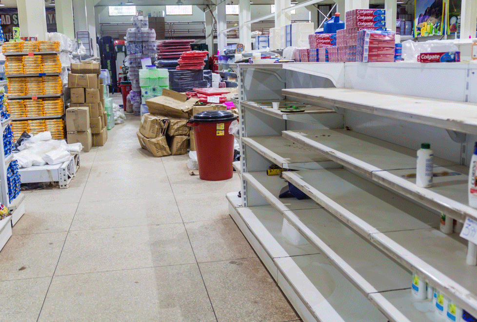 En un supermercado en Santa Elena de Uairen, en Venezuela, hay escasez de productos básicos. Los venezolanos deben esperar en largas filas, varias hor