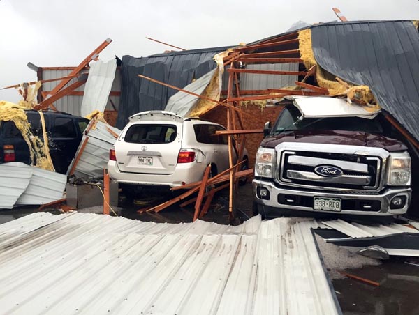 Vehículos dañados después de un tornado en el condado de Weld fuera Wiggins, Colorado.