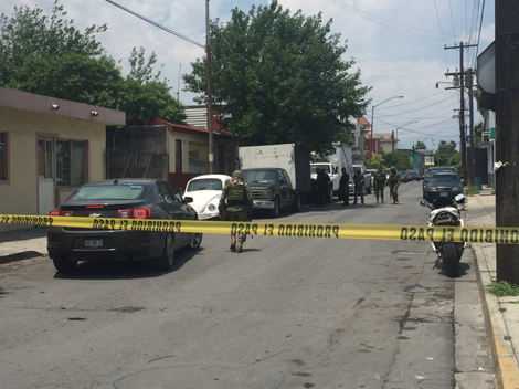 Los agentes de seguridad custodian la zona aledaña a esta bodega en la colonia Ignacio Zaragoza.