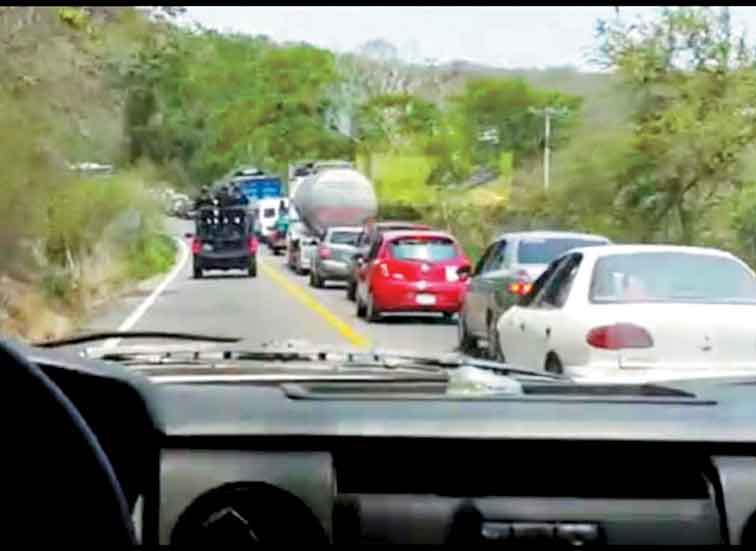 Caos vial sobre la autopista Acapulco-Zihuatanejo.