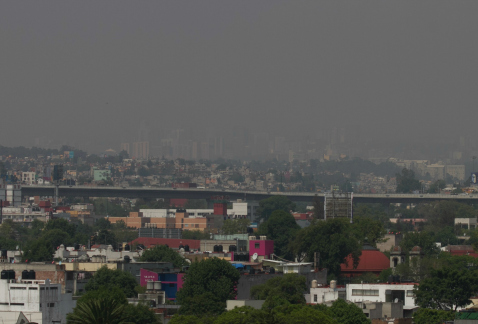 La contaminación atmosférica por ozono ha aumentado este lunes en la Ciudad de México. Aquí una vista desde Santa Fe.