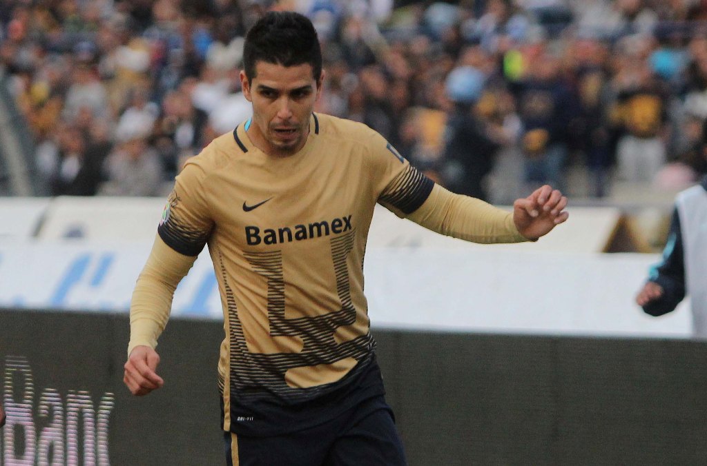 David Cabrera en un partido con Pumas 