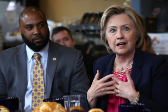 Hillary Clinton habla con simpatizantes en el Mug and Muffin Cafe de Stone Ridge, Virginia