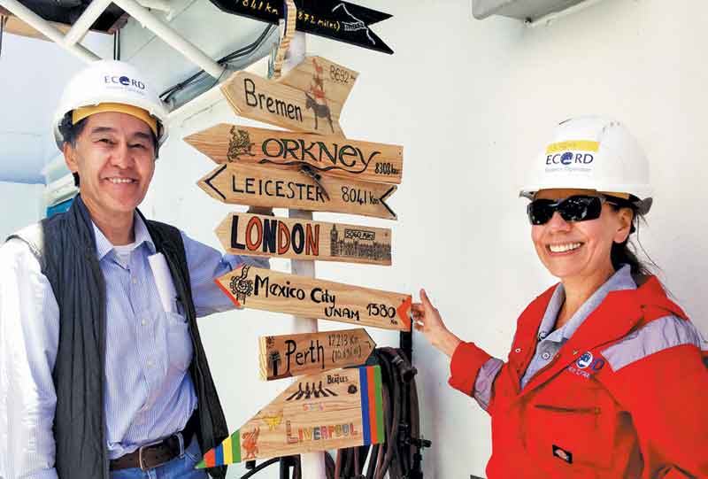Jaime Urrutia Fucugauchi y Ligia Pérez Cruz, a bordo de la plataforma Myrtle Clase 245.  