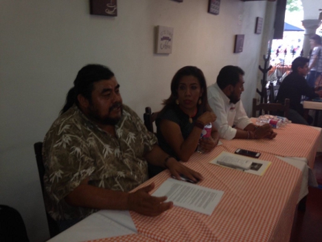 La líder estatal de Morena Nancy Ortiz y el activista Flavio Sosa, ex líder de la desaparecida APPO, denuncian ataques en las regiones contra los adve