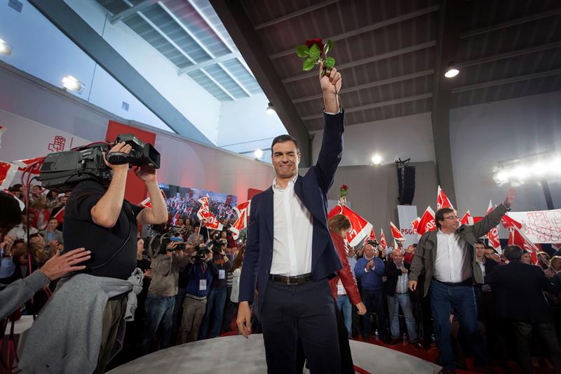 El líder del PSOE, Pedro Sánchez, saluda hoy en Mérida, Extremadura, en un acto público organizado por su partido en el Día de la Rosa
