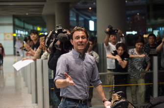 El periodista de la BBC, Rupert Wingfield-Hayes, habla con los medios después de llegar al aeropuerto internacional de Pekín