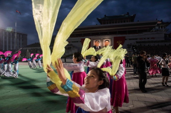 Una bailarina participa en la danza masiva en la plaza Kim Il-Sung, tras el desfile en el final del séptimo congreso del Partido de los Trabajadores