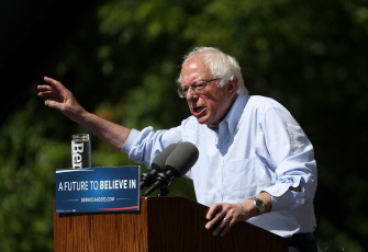 Bernie Sanders habla hoy durante un acto de campaña en Stockton, California, estado que celebra primarias el 7 de junio