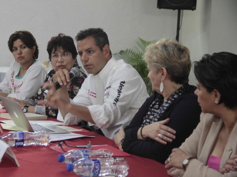 El candidato del PRI, Alejandro Murat se reunió con organizaciones de mujeres a quienes dijo que ejercerá una política de desarrollo social y económic