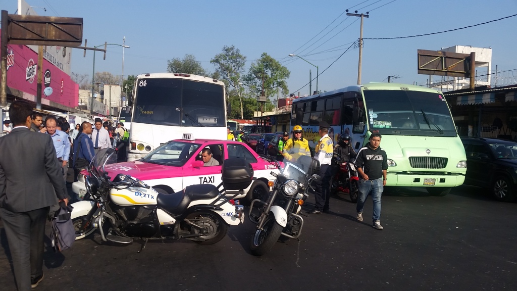 El transporte público invade 8 de los 10 carriles de la zona.