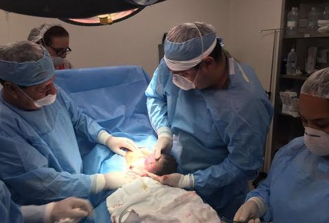 Gobernador asiste a una cesárea en maternidad López Mateos