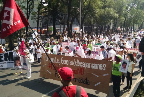 Integrantes de diferentes organizaciones sociales marchan en Reforma en demanda de que las autoridades atiendan las denuncias sobre desaparecidos.