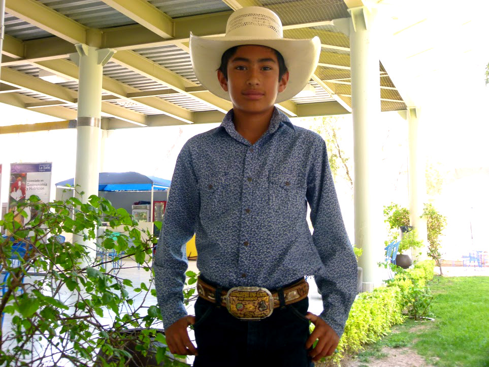 Luis Mauricio Macías ganó ebilla en concurso de rodeo efectuado en Zacatecas.