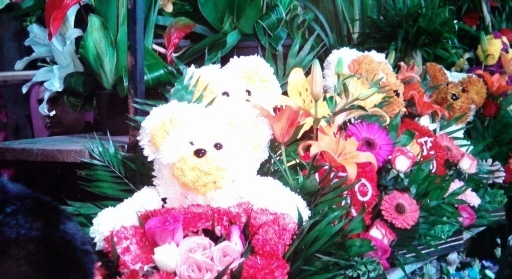Ositos de gardenias, minions de margaritas y los típicos arreglos florales se venden en el mercado de Jamaica con motivo del Día de las Madres. 