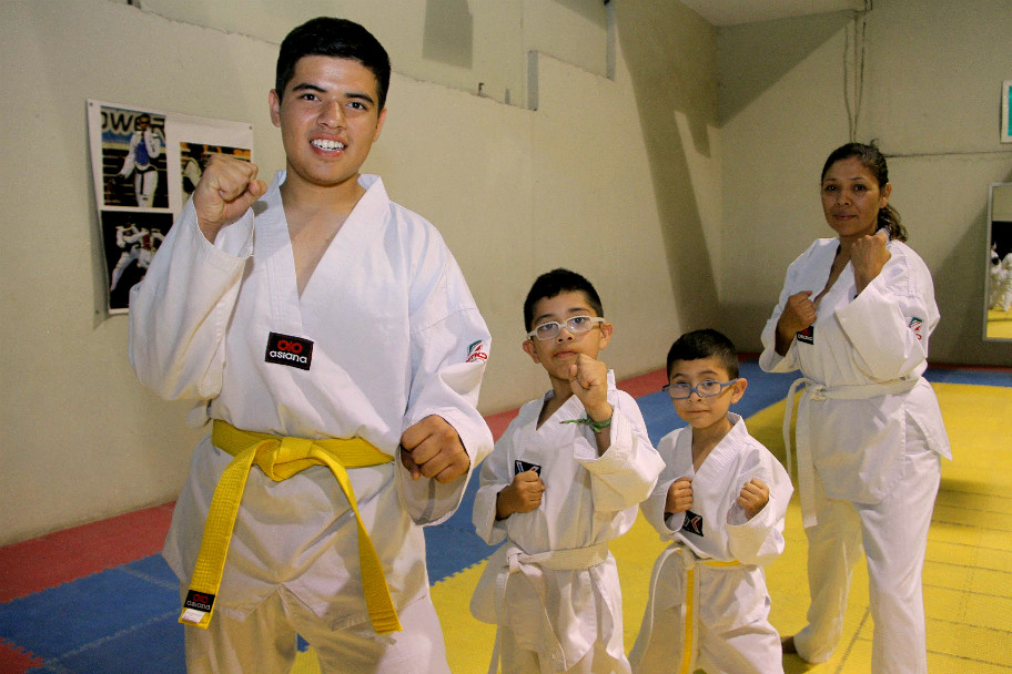 Perla Alejandra Saláis Flores, tiene 4 hijos y practica el taekwondo con 3 de ellos.