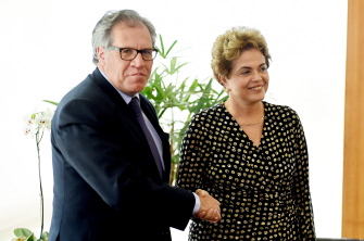 La presidenta brasileña, Dilma Rousseff, con el secretario general de la OEA, Luis Almagro, hoy en el Palacio de Planalto
