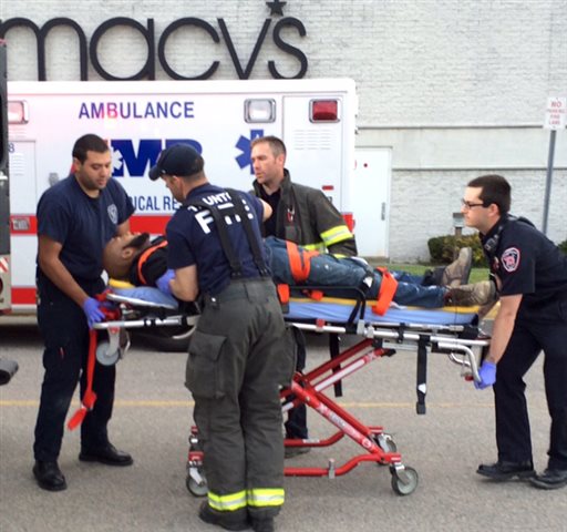 El sospechoso de los ataques es llevado en una ambulancia tras apuñalar a varias personas en el centro comercial Silver City Galleria de Taunton