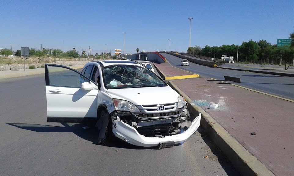 Volcadura en el periférico Raúl López Sánchez de Torreón.