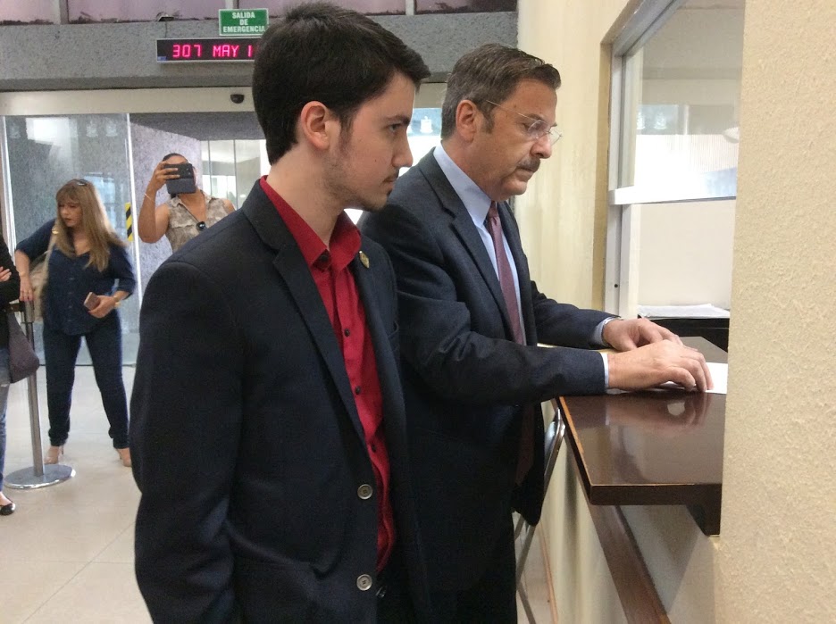 Homero Cantú, subsecretario de Asuntos Jurídicos, entregó el documento. 