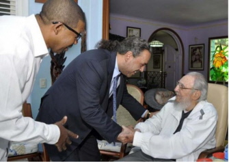 El jeque Ahmad Al-Fahad Al-Sabah (i) entrega un regalo a Fidel Castro, durante la visita a su casa de La Habana