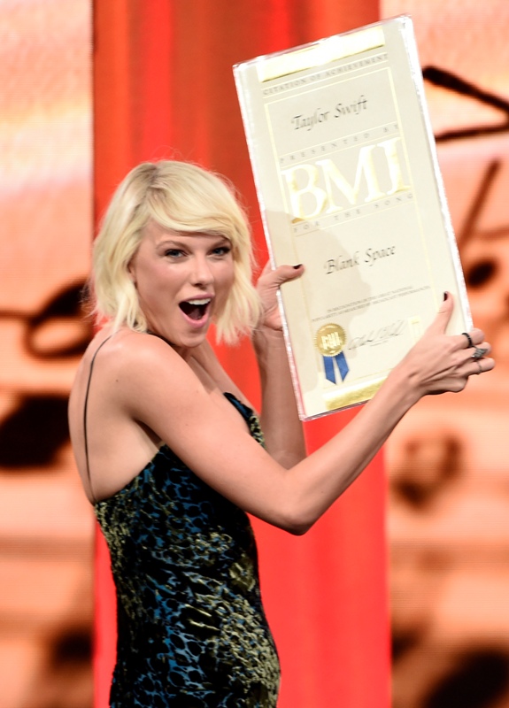 Taylor Swift recibió esta anoche el trofeo que lleva su nombre de los BMI Awards.
