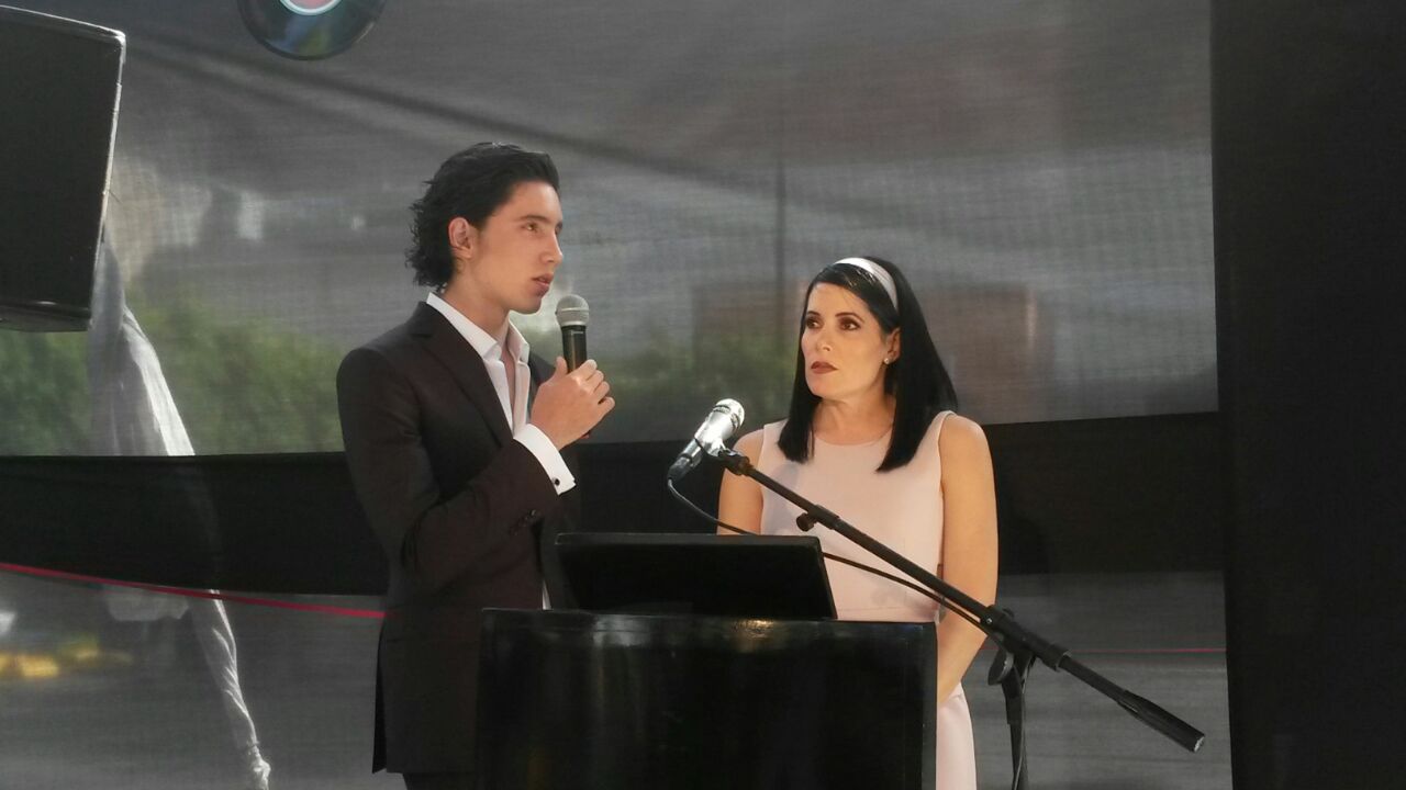 Alejandro Fernández Guinart junto a su madre América Guinart, durante la inauguración de La Donitería. 