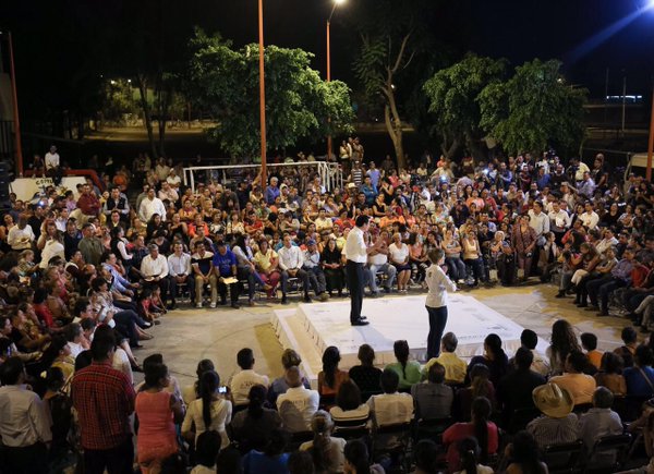 En la colonia Jalisco, los vecinos reclamaron al secretario que nunca hay luz en la zona y sólo por su presencia la pusieron. 