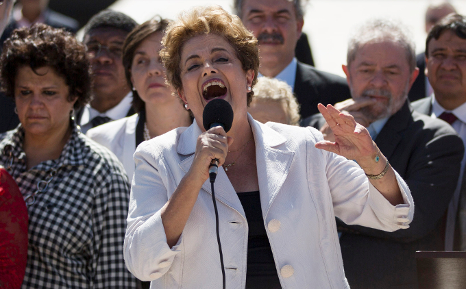 Dilma da discurso en las calles