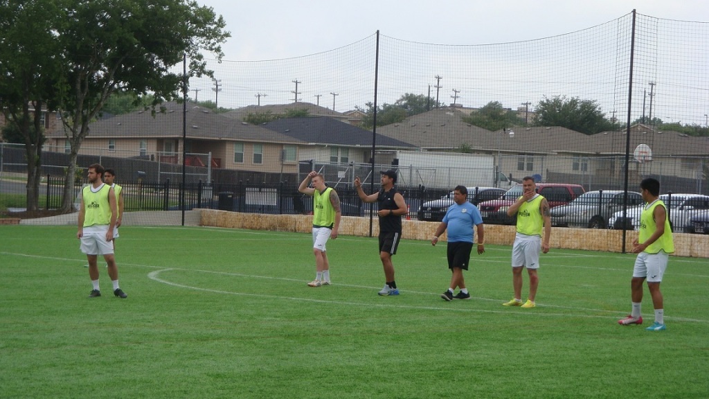 El equipo Corinthians FC de la NPSL se entrena bajo las órdenes de Manuel Vidrio