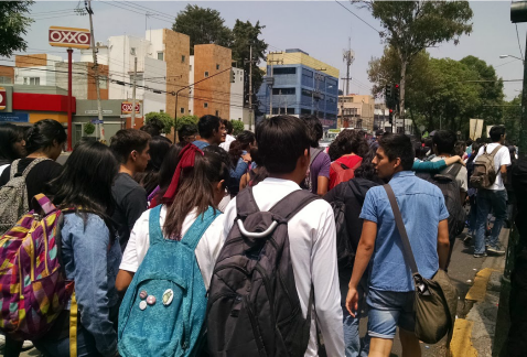 Unos 200 estudiantes del Cecyt 13 en Taxqueña salieron de ese plantel para dirigirse a la unidad Zacatenco del Politécnico.