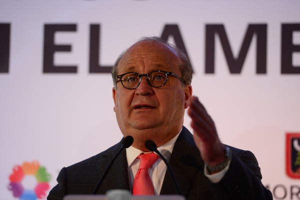 El gobernador de Morelos, Graco Ramírez, dijo que continúa en la contienda por la candidatura del PRD a la Presidencia.