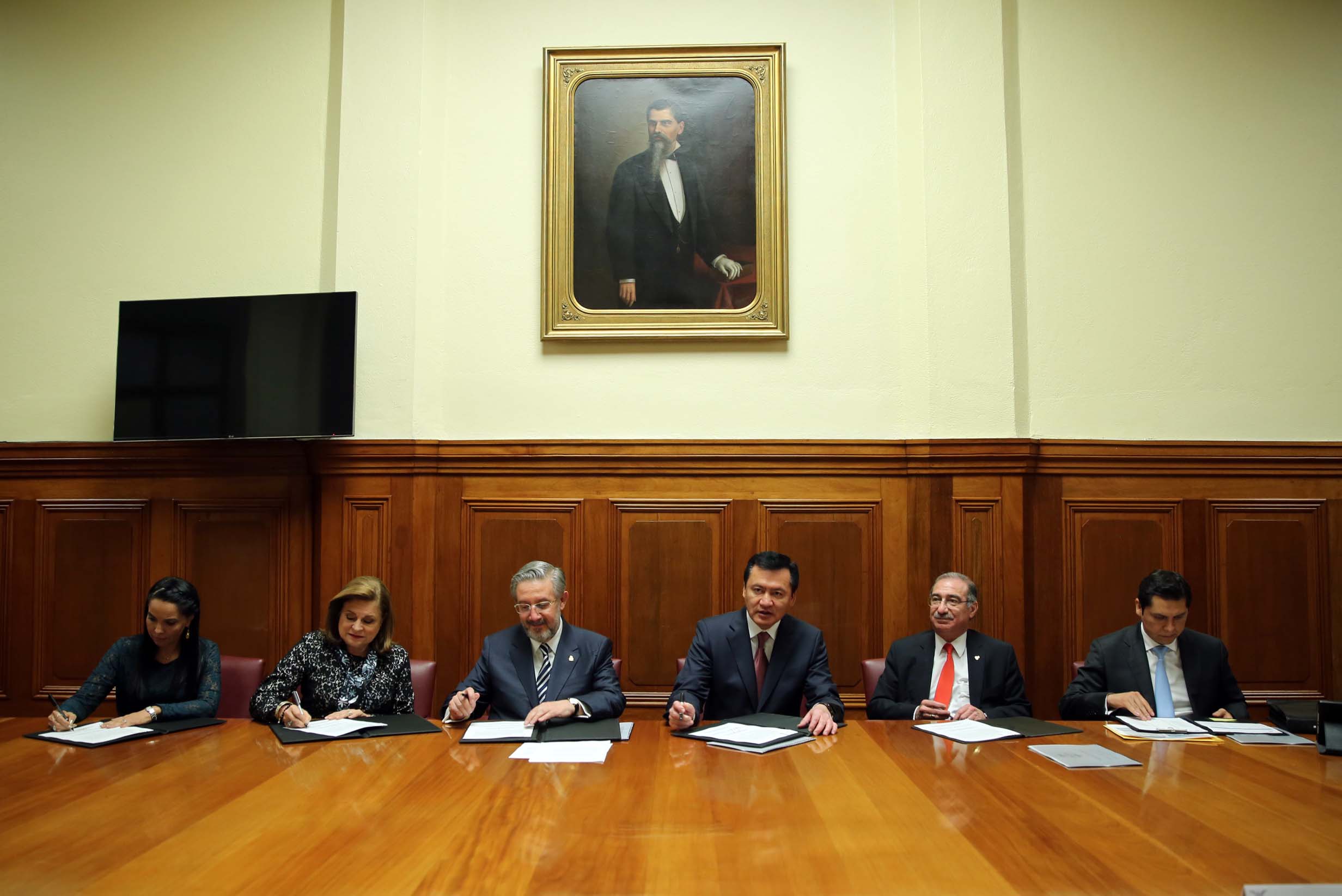 Miguel Ángel Osorio Chong, Luis María Aguilar Morales y Arely Gómez González se reunieron para hacer una evaluación de los avances en materia de justi