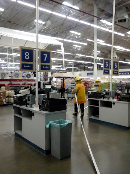 Simulacro de amenaza de bomba en Sam's Club.