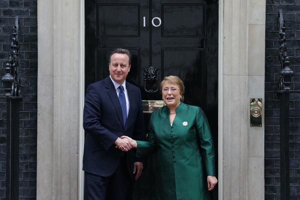 Cameron salió a recibir a Bachelet a su llegada a Downing Street, la residencia del Premier británico