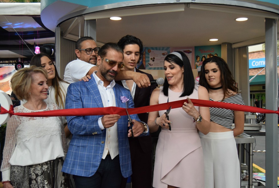 Inauguración de La Donitería, negocio de Alejandro Fernández Guinart.